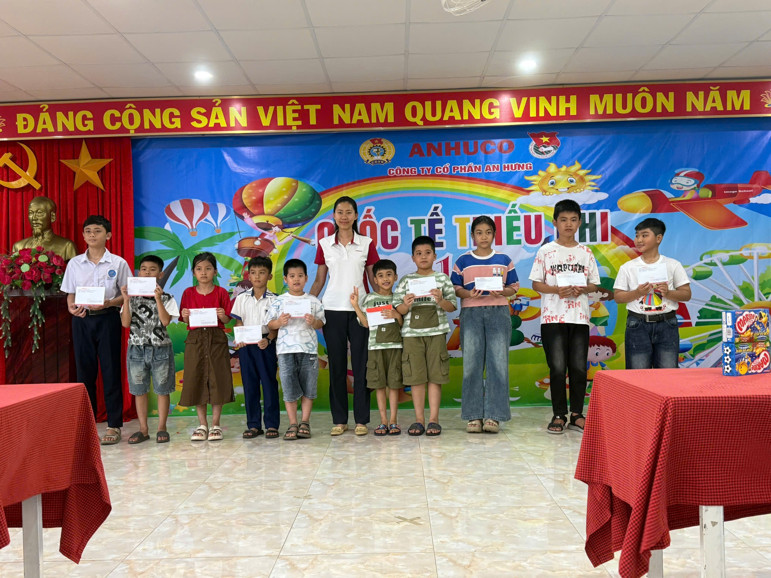 ANHUCO: RỘN RÀNG HOẠT ĐỘNG TRAO THƯỞNG VÀ TẶNG QUÀ CHO CÁC CHÁU THIẾU NHI NHÂN NGÀY 1/6