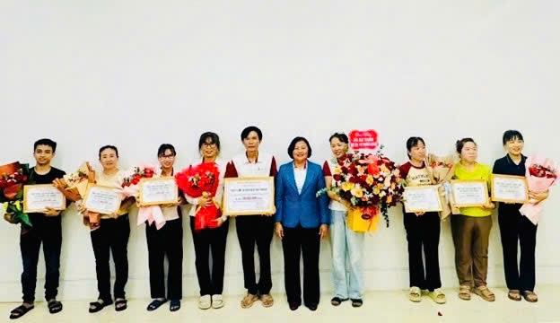TỔNG GIÁM ĐỐC TRAO THƯỞNG CHO 3 XÍ NGHIỆP VÀ 22 CHUYỀN ĐẠT CHỈ TIÊU DOANH THU THÁNG 5/2026