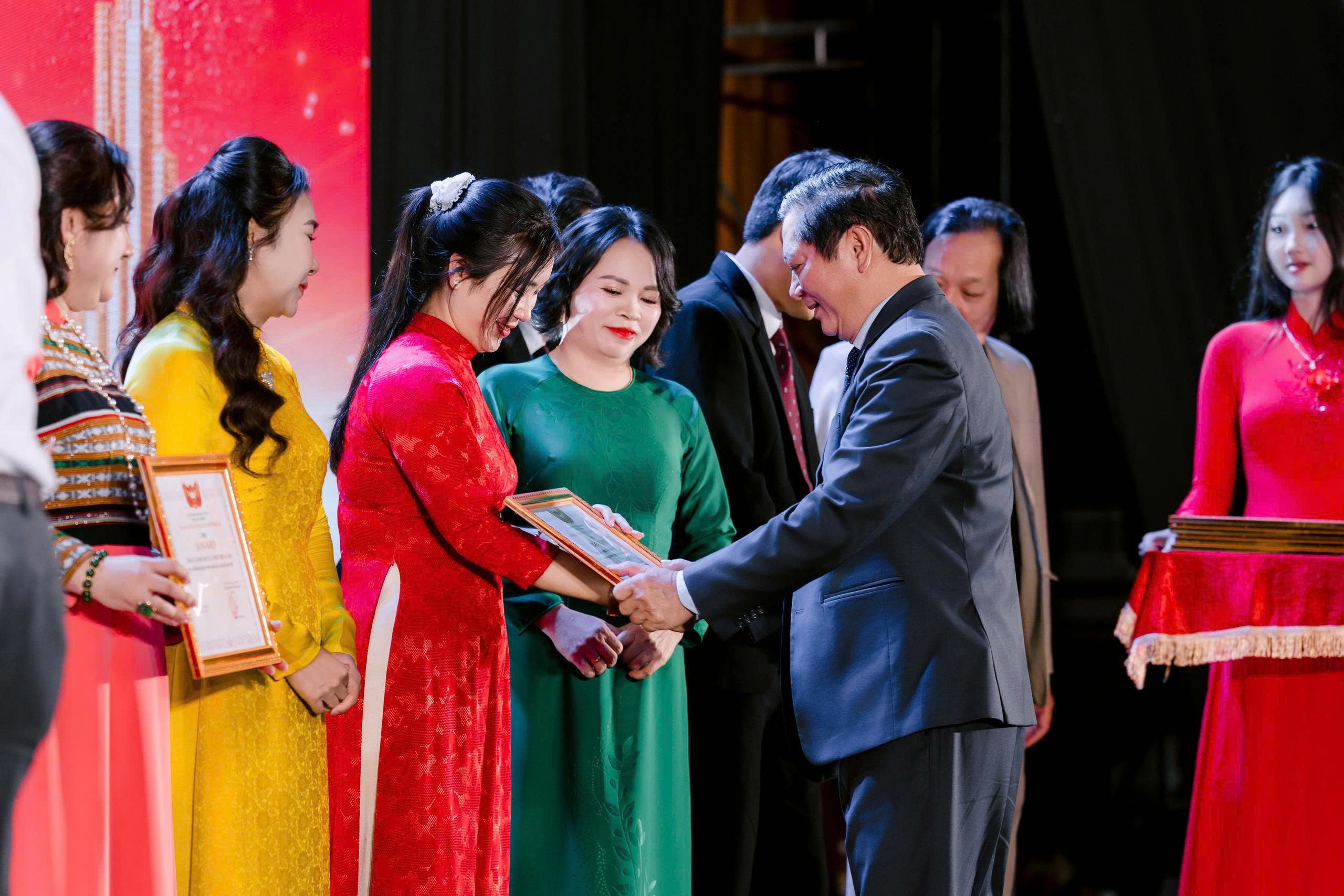 ANHUCO: CÔNG TY CỔ PHẦN AN HƯNG ĐƯỢC VINH DANH TẠI LỄ KỶ NIỆM 22 NĂM NGÀY DOANH NHÂN VIỆT NAM TỈNH ĐẮK LẮK